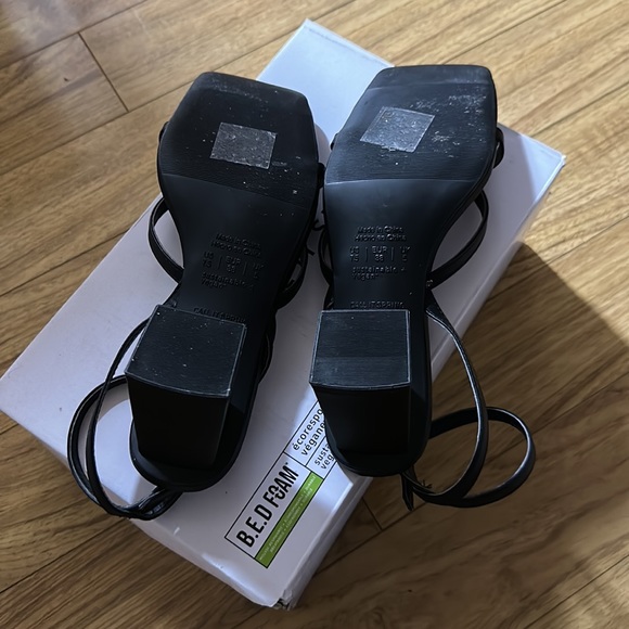 Black heels - Picture 3 of 4